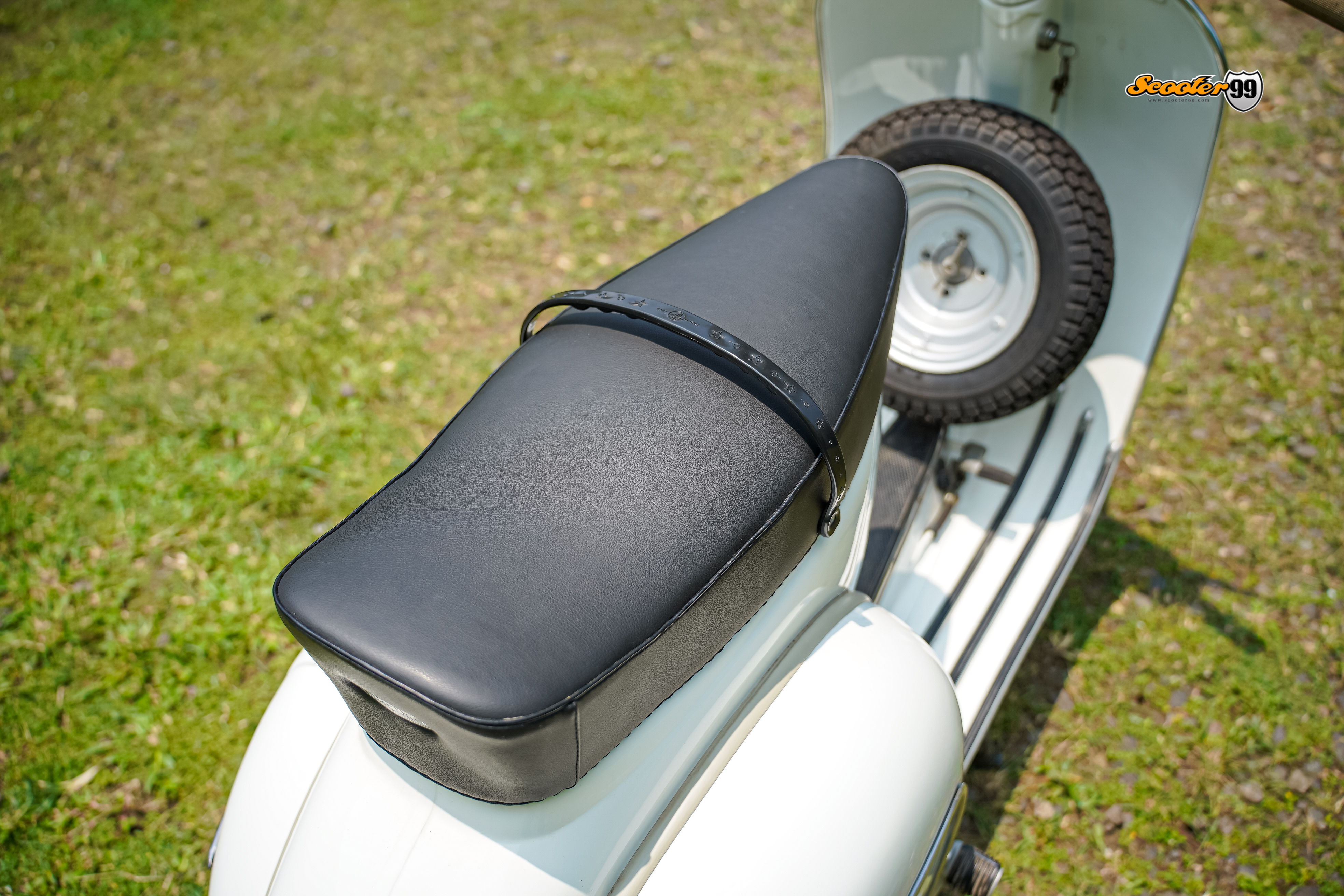 Vespa 150cc White – detail